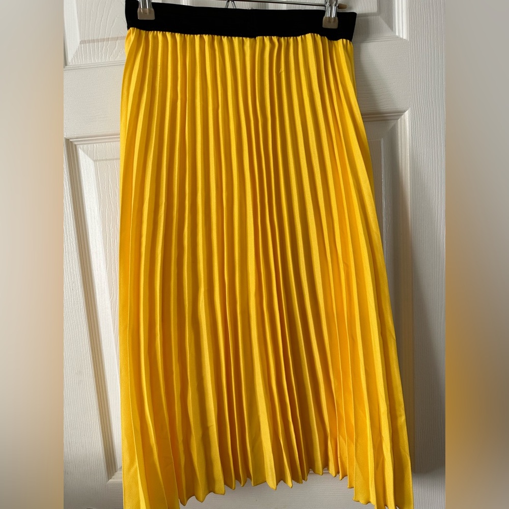 Yellow Pleated skirt